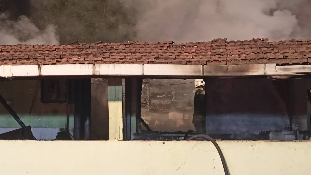 Kocaeli'de ‘pes’ dedirten olay: Alkol alıp, annesi de içerideyken evi ateşe verdi - Resim: 15